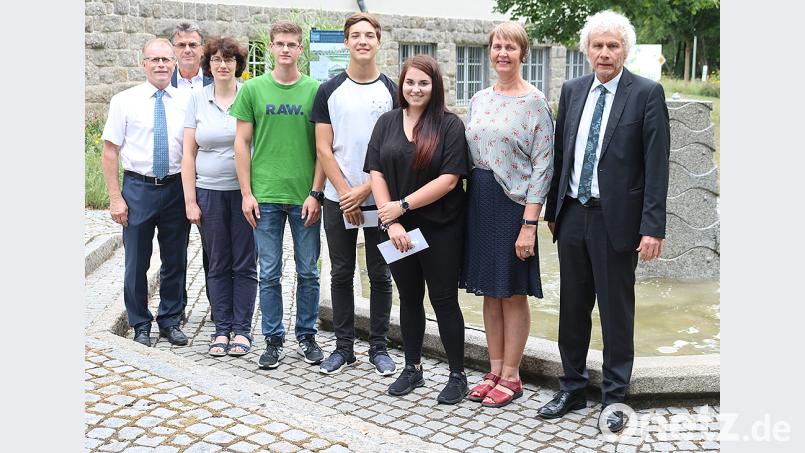 Bei der Verabschiedung: (von links) Personalratsvorsitzender Max Bindl, Personalchef Walter Brucker, Birgit Üblacker von der Unteren Naturschutzbehörde, Severin Schmelcher, Tobias Sammüller, Theresa Weiß, Theresia Kunz von der Kommunalen Jugendarbeit und Landrat Wolfgang Lippert. Bild: exb