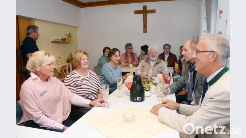 Am vergangenen Dienstag wurde in den Gemeinderäumen das "offene Trauercafé" eröffnet. Alle seien herzlich dazu eingeladen, einfach einmal vorbeizuschauen, meinen Karolina Ost, Hedwig Fröhlich, Hans Blum und Dominic Naujoks (von links). Bild: fuw