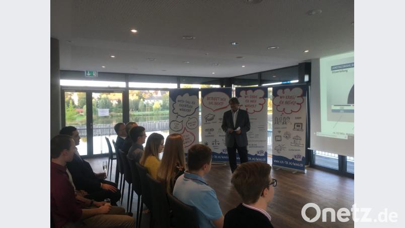 Beim Polit-Talk des Kreisjugendrings im &quot;Seenario&quot; bleiben viele Plätze leer, nur wenige Erstwähler interessieren sich für die Diskussion. Einzig der Jugendrat Tirschenreuth kommt nahezu geschlossen zur Veranstaltung. Bild: heb