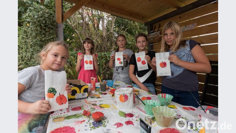 Die Kinder- und Jugendgruppenleiter des OGV ließen sich einiges einfallen. Die Nachwuchsgärtner gestalteten mit Apfeldruck Windlichter. Bild: dtr