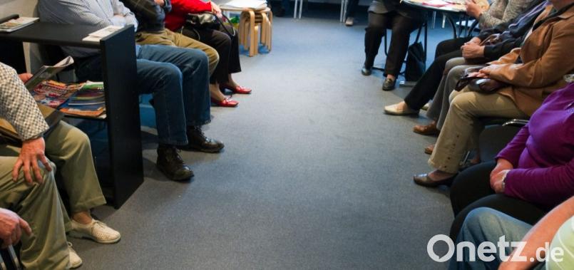 Viele Patienten sitzen in einem Wartezimmer einer Arztpraxis. Bild: Patrick Pleul/dpa