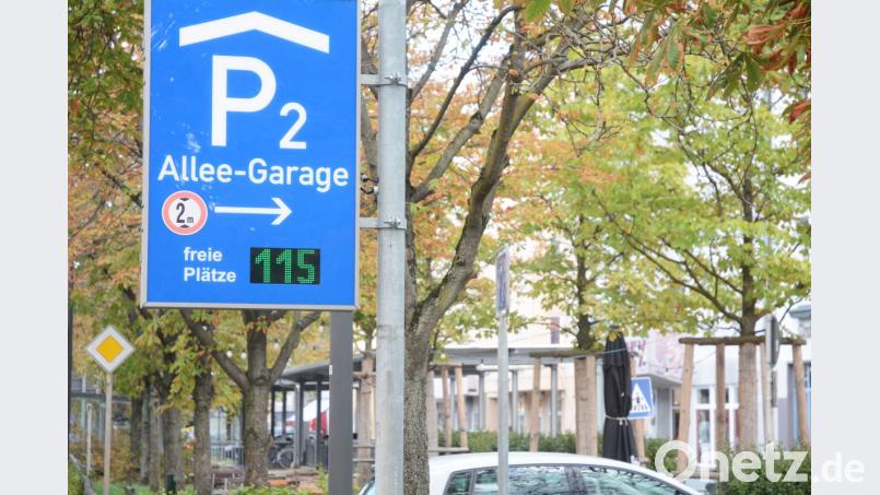 Ziemlich abgefahren: So macher Autofahrer glaubt, dass die Allee-Tiefgarage immer noch eine Baustelle ist. Über zweieinhalb Jahre nach der Sanierung. Bild: Gabi Schönberger