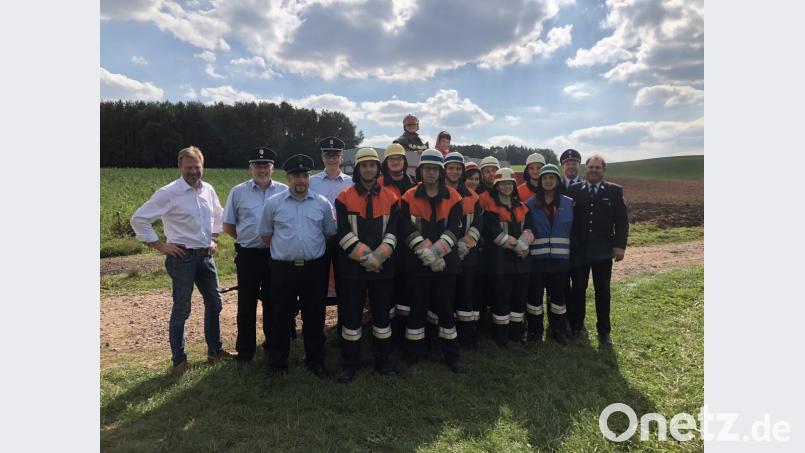 Leistungsabzeichen Gruppe2: von links nach rechts 1. Bürgermeister Alwin Märkl, Kreisbrandmeister Jürgen Ehrnsberger, Schiedsrichter Alexander Zeitler, Kreisbrandmeister Armin Daubenmerkl, Sebastian Bayer, Michael Hellerbrand, Matthias Graf, Philipp Graf, Maria Meiler, Reinhard Amann, Andrea Ries, Roland Zielbauer, Kerstin Wagner, Vorsitzender Stephan Hartmann und Kommandant Richard Donhauser. Bild: exb