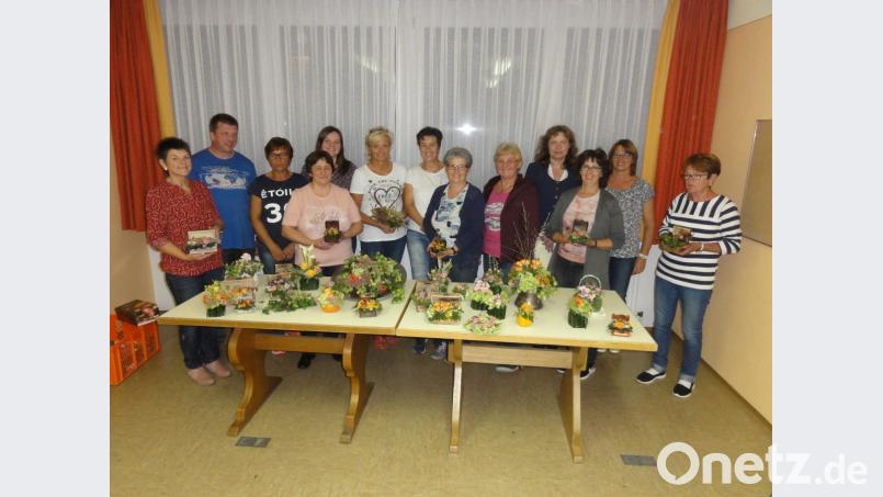 Dank der zahlreichen Tipps von Hobbyfloristin Juliane Reis (Mitte, hinten) entstehen wunderschöne Blumenarrangement für die herbstliche Tischdekoration. Bild: jhö