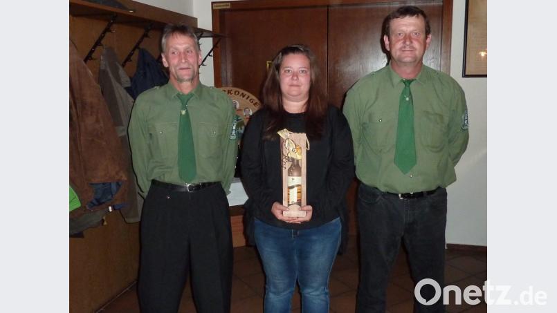 Die Beste aus dem 90-köpfigen Teilnehmerfeld war Kerstin Werner mit 48 Ringen von möglichen 50. Die beiden Schützenmeister gratulierten zum Ergebnis. Bild: mkj