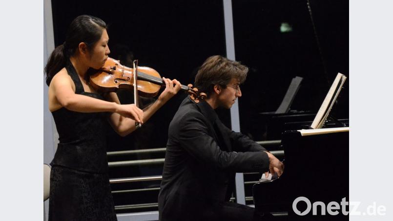 Tianwa Yang (Violine) und Nicholas Rimmer (Klavier) spielen groteske Stücke in der Max-Reger-Halle. Bild: Kunz