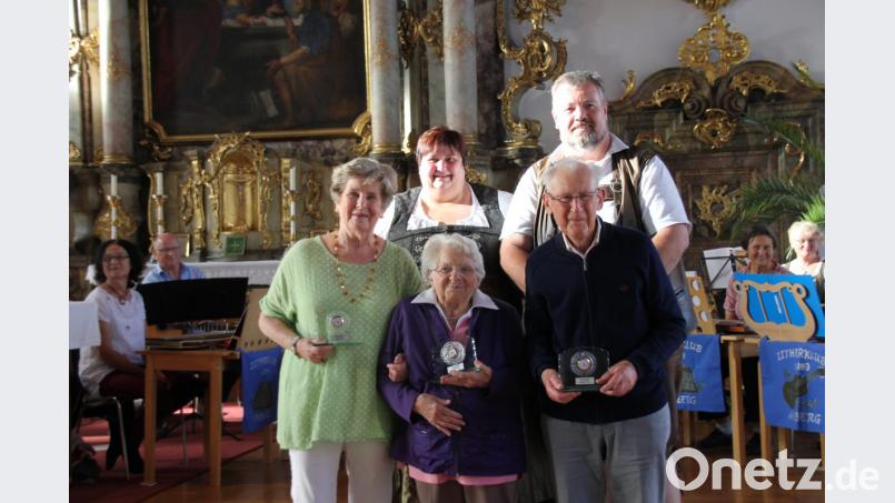 Ingrid und Franz Gericke konnten beim Jubiläumkonzert noch die langjährigen, nicht mehr aktiven Mitglieder Edeltraud Götz, Anne Wendl und Josef Godizart ehren. Bild: ads