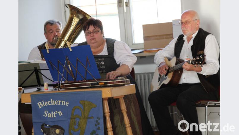 "Musik und Rhythmus liegen Franz und Ingrid Gericke sowie Sepp Donhauser im Blut , was sie befähigt aus dem Gefühl heraus mit Brillanz zu spielen", stellt der Moderator des Jubiläumskonzerts Hermann Frieser fest. Bild: ads