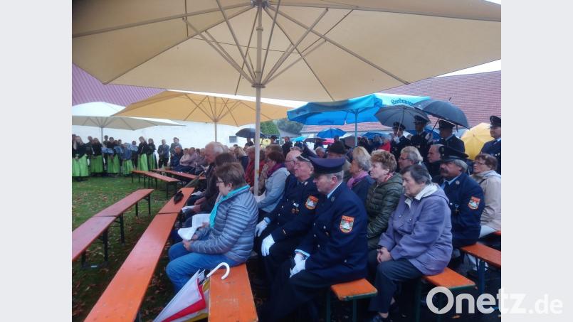Viele Gläubige waren zu dem Gottesdienst gekommen. Schirme boten Schutz vorm leichten Nieselregen. Bild: exb