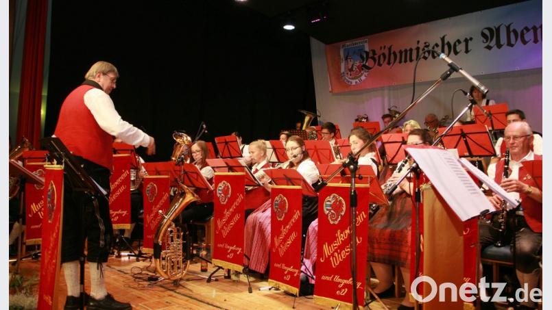 Dirigent Josef Polata hat seine Musiker gut auf den „Böhmischen Abend“ im Pfarrzentrum vorbereitet. Bild: wro