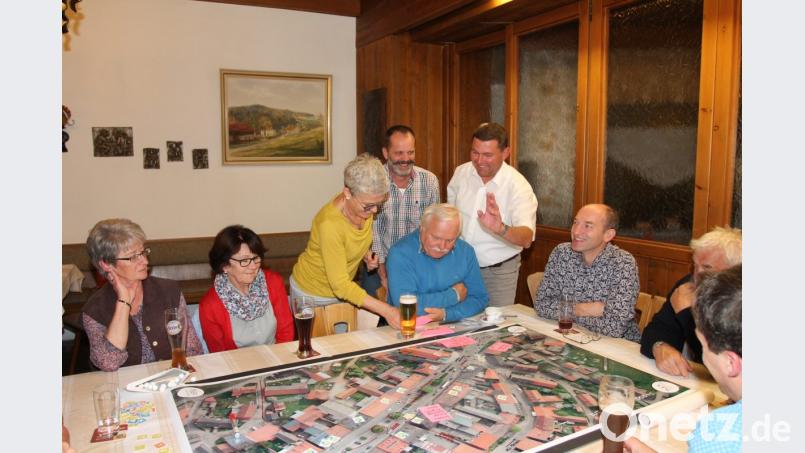 Bürgermeister Rainer Rewitzer (stehend, rechts) freut sich über die vielen Anregungen und Diskussionsbeiträge in der ersten &quot;Bürgerwerkstatt&quot;. Bild: pi