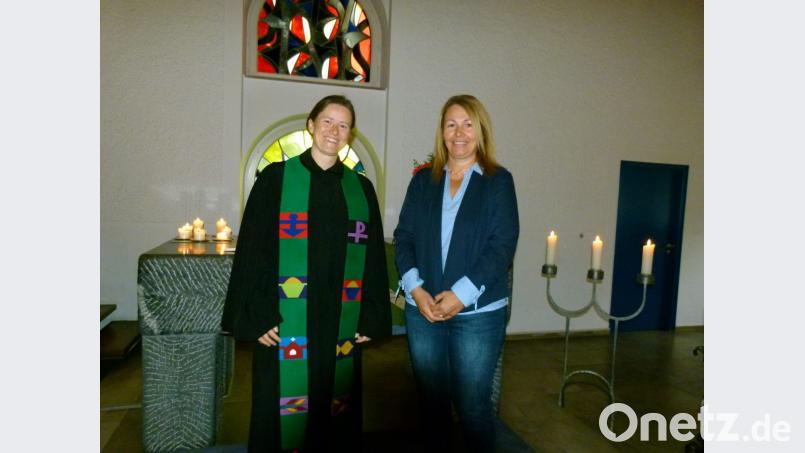 Mit den Worten „Ja, mit Gottes Hilfe“ sagte Sabine Kreuzer (rechts) im Einführungsgottesdienst zu, in der Kirchengemeinde Eschenbach/Kirchenthumbach die Aufgaben der Pfarrsekretärin zu übernehmen. Pfarrerin Anne Utz legte ihr danach die Hände zum Segen auf. Bild: rn