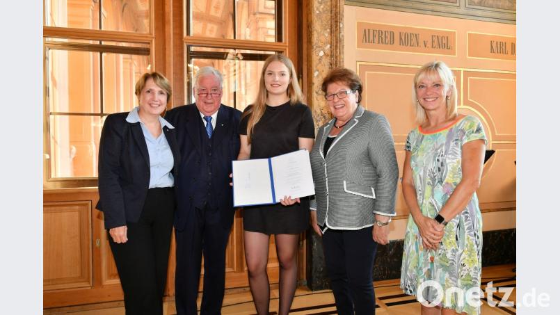 Amelie Oheim (Mitte) freut sich über die Ehrung. Ihr gratulieren: Annette Karl, Albert Scharf, Landtagspräsidentin Barbara Stamm und Carolina Trautner (von links). Bild: Rolf Poss, Bildarchiv Bayerischer Landtag