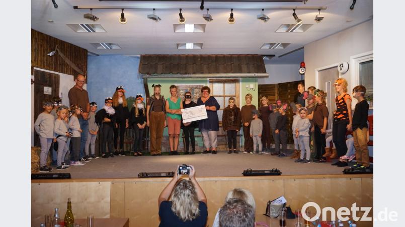 Der Erlös aus dem Kindertheater übergaben die Kinder an Karin Borchers (Mitte) vom Kinderpalliativteam Ostbayern. Bild: nib
