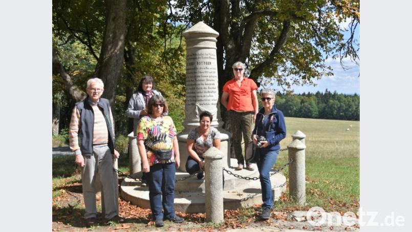 Drei der mutigen Malerinnen wagten es, bereits nach kurzer Bestandsaufnahme der Gruppe ihre Skizzen zu präsentieren und ein Lieblingsbild aus ihrem Bestand vorzustellen. Mit dabei: Silvia Gruber aus Tirschenreuth, Kamilla Härtl aus Großkonreuth und Helga Luber aus Weiden. Exzellente Fotos zeigten Brigitte Hese und Berthold Henn. Lorna Simone Baier unterhielt mit Kurzgeschichten zum Thema der gewählten Motive. Bild: cr
