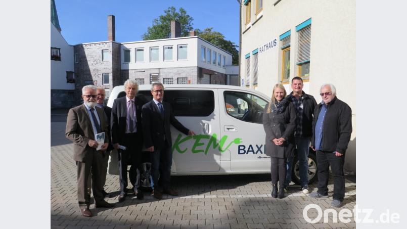 Sie wünschen dem KEM-Baxi viel Erfolg: Alfred Meller (RBO-Niederlassungsleiter Weiden), Reinhard Sonne (Teamleiter RBO Marketing Weiden), Landrat Wolfgang Lippert, Bürgermeister Werner Nickl, Stefanie und Stefan Baier sowie Peter Zimmert vom Landratsamt (von links). Bild: jzk