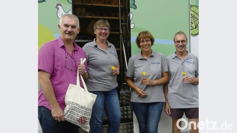 Bürgermeister Uli Roth heißt Gisela Gmeiner, Jutta Dötterl und Fahrer Karl-Heinz Meier (von links) auch in Krummennaab willkommen. Bild: den