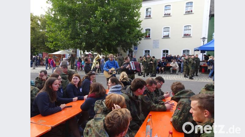 Zünftig spielten die Musikanten auf dem Marktplatz auf. Bild: hm