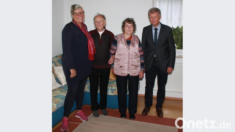 Der Jubilar mit den Gratulanten (stehend von links): Uli Faust-Bienlein, Heimleiterin der Seniorenresidenz, der Jubilar Emil Ackermann, die Lebensgefährtin Monika Richter und Plößbergs Bürgermeister Lothar Müller. Bild: lk