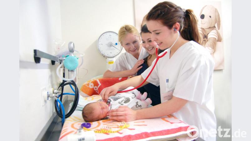 Leitende Hebamme Klaudyna Golkowski (links) bei der Arbeit. Im Klinikum St. Marien gibt es keinen Versorgungsengpass. Die Hebammen, die nach der Geburt die Nachsorge übernehmen, sind am Limit. Bild: Stephanie Gräß/ Klinikum St. Marien