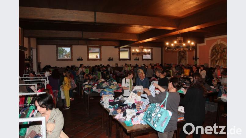 Die Krabbelgruppe "Rasselbande" landet mit ihrem Basar einen Volltreffer. Bild: pi