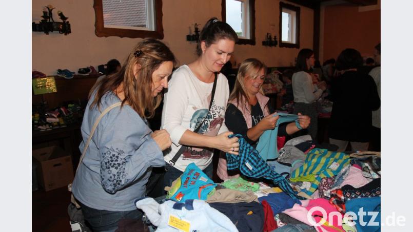 "Was nehme ich?", scheinen die drei jungen Frauen zu fragen. Bild: pi