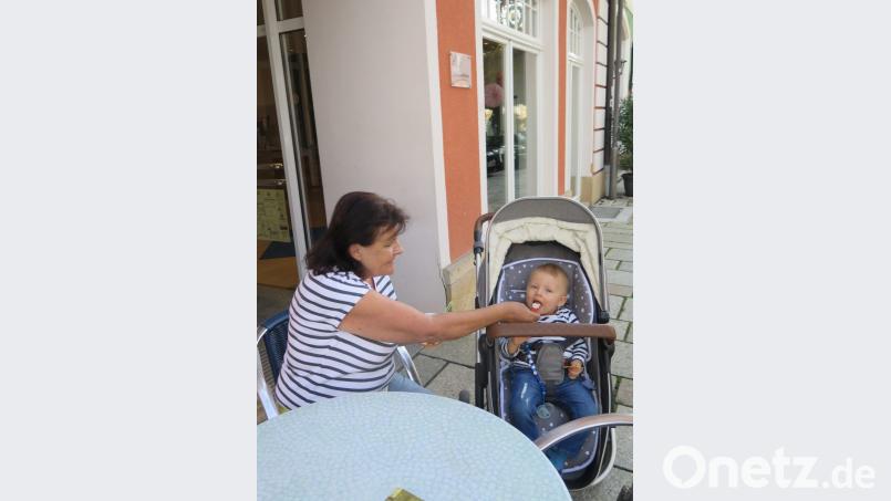 Der Enkel findet es toll, sich von Oma mit Vanilleeis von Paulo verwöhnen zu lassen. Bild: jzk