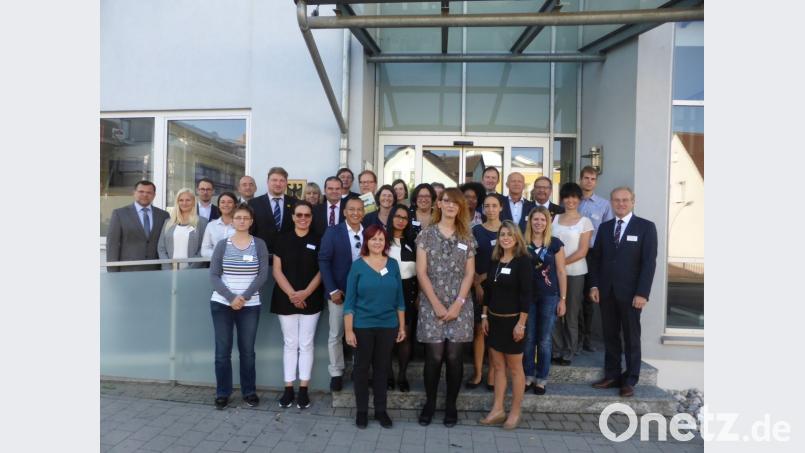 Sieben Europäer können sich ihre berufliche Zukunft in der Pflege in der Oberpfalz vorstellen. Sie haben bei einem Speed-Dating mögliche neue Arbeitgeber kennengelernt. Bild: Agentur für Arbeit/exb