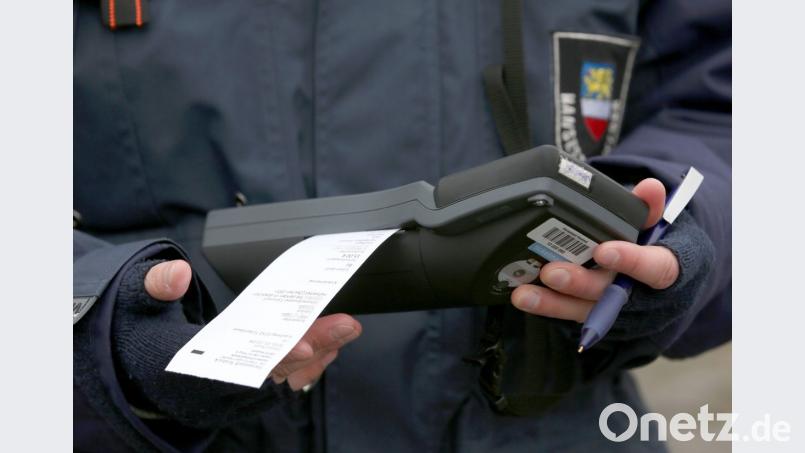 In Kohlberg und Weiherhammer werden im Oktober Verkehrskontrollen stattfinden. Wer falsch parkt oder zu schnell unterwegs ist, droht ein Bußgeld. Bild: dpa