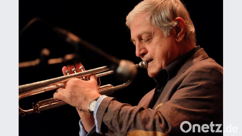 „Trompete spielen ist alles, was ich kann - hoffentlich noch lange“, sagt Dusko Goykovich. Er ist auch mit 87 Jahren noch in Topform. Bild: lr