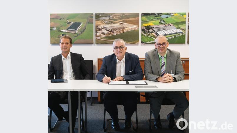 Prof. Dr. Franz Magerl (von links), Alfred Koch und Dr. Thomas Egginger bei der Unterzeichnung der Vereinbarung bei Siemens in Kemnath. Bild: hwk
