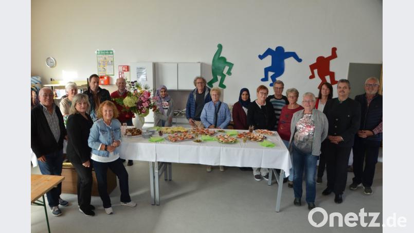 Wenn viele Menschen an einem Strang ziehen, kann Gutes für die sozial Schwächeren entstehen. Die Tafel-Ausgabestelle erhielt einen neuen PVC-Industrie-Fußbodenbelag zum Wischen. Insgesamt 3500 Euro wurden investiert. Bild: dob