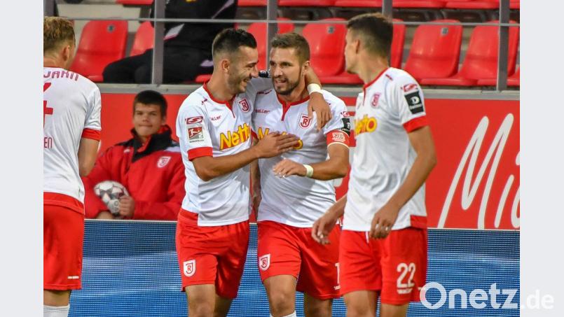 Die beiden Jahn-Stürmer sind derzeit richtig "on fire": Sowohl Sargis Adamyan als auch Kapitän Marco Grüttner (Zweiter und Dritter von links) trafen gegen Heidenheim ins Schwarze. Bild: agentur_dpa