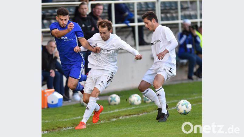 Die Weidener Martin Kovac (Mitte) und Moritz Zeitler (rechts) wollen auch im Oberpfalzderby gegen Burglengenfeld immer am Mann sein. Bild: Alfred Schwarzmeier