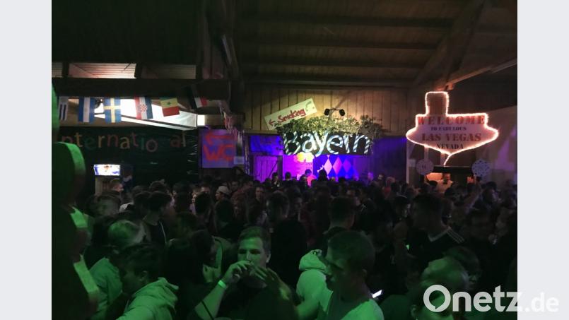 „DJ MFlow“ sorgte bei der &quot;Around the Wolrd&quot;-Party, die die Schwarzenbacher Landjugend organisierte, für Stimmung. Bild: exb