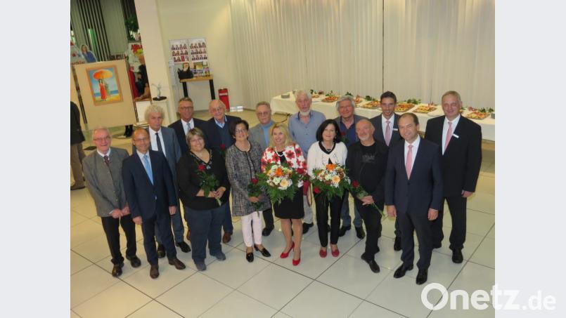 20 Aussteller aus dem Kunstverein Tirschenreuth wurden bei der Vernissage in der Sparkasse von den Bankern sowie den lokalen Politikern für die Teilnahme an der Ausstellung mit einer Rose und einem herzlichen Dankeschön beschenkt. Bild: ubb