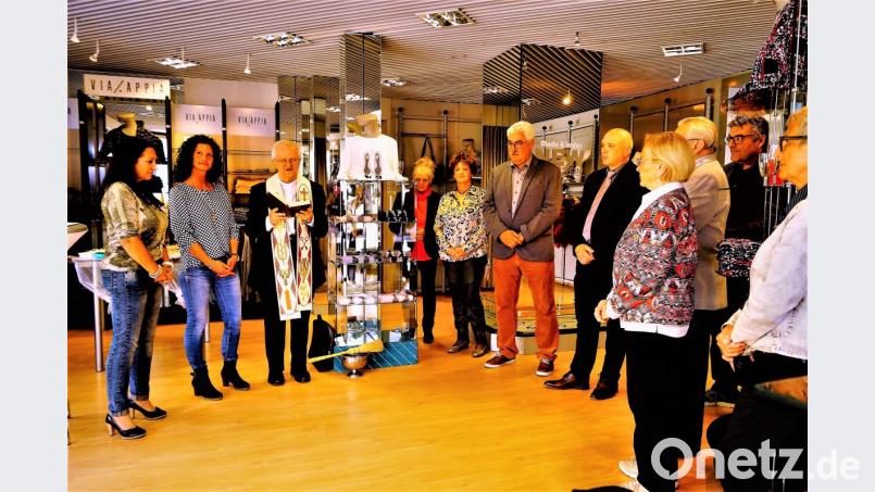 Manuela Heil und Jeanette Tretter (von links) sind die neuen Geschäftsinhaber von "Mode & Leder" in der Freyung 1 in Neustadt/WN. Bild: arw