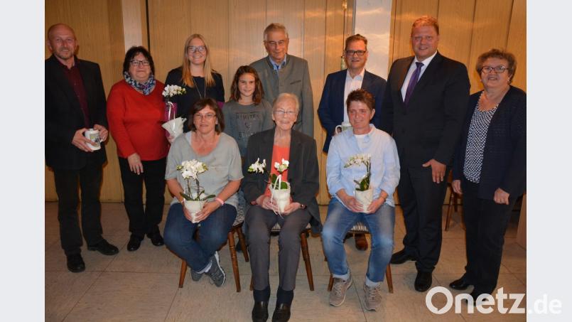 Langjährige Mitglieder zeichneten die Mitterteicher Wanderfreunde aus. Sitzend (von links) Ursula Straub, Hannelore Bienlein-Holl und Andrea Kümpel sowie stehend (von links) Peter Haibach, 2. Vorsitzende Angelika Fischer, Nadine Dreßel, Julia Rosner, Karl Haberkorn, Gerald Härtl, 2. Bürgermeister Stefan Grillmeier und Vorsitzende Andrea Zinnecker. Bild: jr