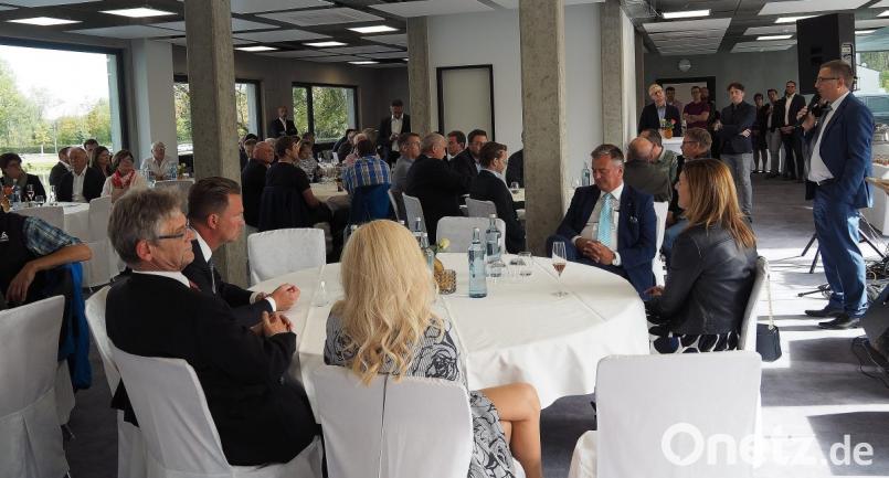 GKS-Geschäftsführer Rainer Gallerdörfer begrüßt die Gäste der Einweihungsfeier seines Unternehmens Bild: Bühner