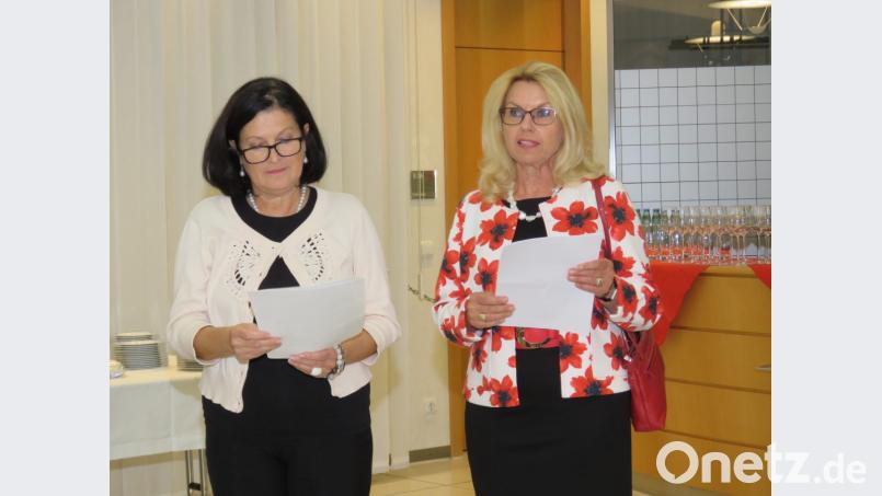 Künstlerin Imtraud Schicker und Vorsitzende Petra Schicker (v. li.) trugen Literaturbeispiele zum Thema vor, geschrieben hat den Text dazu Irmtraud Schicker. Bild: ubb