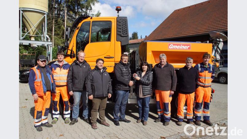 Verkaufsberater Josef Wittmann übergab im Beisein seiner Kollegen und den Mitarbeitern des Bauhofs an Bürgermeisterin Birgit Höcherl die Schlüssel für den Unimog. Bild: mmj