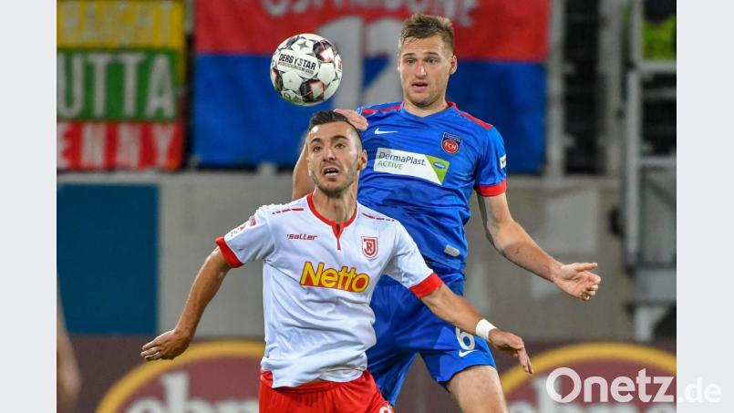 Sargis Adamyan (vorne) ist der Mann der Stunde beim SSV Jahn Regensburg. Dem Angreifer glückten in den letzten beiden Partien vier Treffer. Er hatte somit großen Anteil an den Siegen in Hamburg und in der heimischen Arena gegen Heidenheim. Bild: agentur_dpa