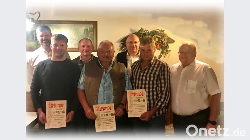 Johann Vornlocher (rechts) gratulierte den erfolgreichen Schützen unter den Jagdhornbläsern. Bild: Hirsch