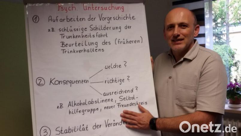 Suchtexperte Helmut Würzl von der Caritas bereitet Betroffene auf die Medizinisch-Psychologische Untersuchung (MPU) vor. Bild: exb