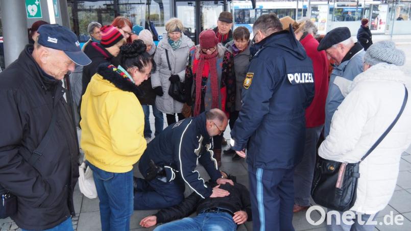 Welche Maßnahmen sind zu ergreifen, wenn eine Person zusammenbricht. Die Polizeibeamten Willi Fritz (rechts) und Josef Prill (links) zeigten den senSiwen – Seminarteilnehmern bei einem „Sit“ das richtige Verhalten. Bild: Bundespolizei/exb Bild: exb