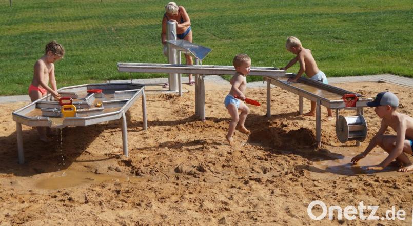Am neuen Sandspielplatz kann das Wasser hochgekurbelt werden, welches dann in eine Rinne fließt und über eine Wippe und einem „Wehr“ auf zwei Spieltischen verteilt wird. Bild: weu