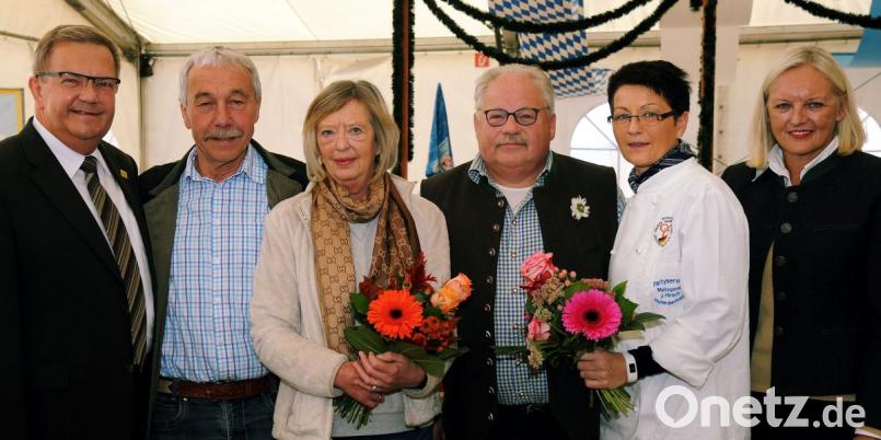 Blümchen zum Abschied (von links): Bürgermeister Martin Preuß, Gerhard und Mirl Donhauser, Josef und Brigitte Hirsch sowie ACC-Geschäftsführerin Petra Strobl. Bild: gf