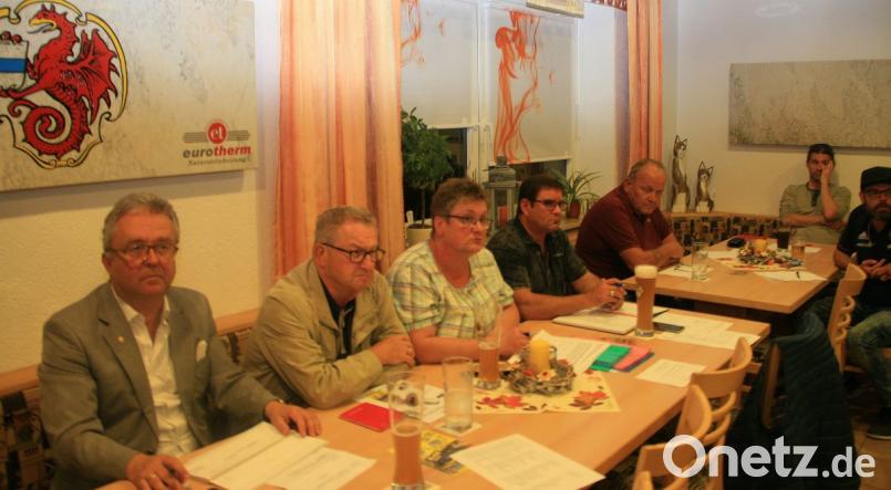 Bei der Herbst-Kartellsitzung – geleitet von Michael Klarner (Vierter von links) – werden die Termine abgesteckt. Die Fäden laufen im Rathaus zusammen. Weiter im Bild von links Bürgermeister Toni Dutz, zweiter Bürgermeister Fritz Holm und Rathausmitarbeiterin Birgit Sailer. Bild: wro
