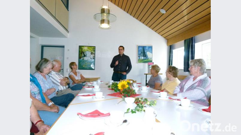 Sein Vortrag ist ein Ratgeber zum Umgang, zur Aufbewahrung und zur Einnahme von Medikamenten: Apotheker Stefan G. Weidinger rät den Mitgliedern des evangelischen Seniorenkreises um Leiterin Maria Cronenberg (Dritte von links) unter anderem zur Lagerung von Augen- und Ohrentropfen im Kühlschrank. Bild: rn