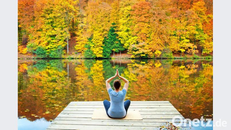 Nicht zuletzt können Atemtechniken, Yoga oder Meditation helfen, die Ruhe wieder zu finden. Bild: Bild: Swetlana Wall – stock.adobe.com